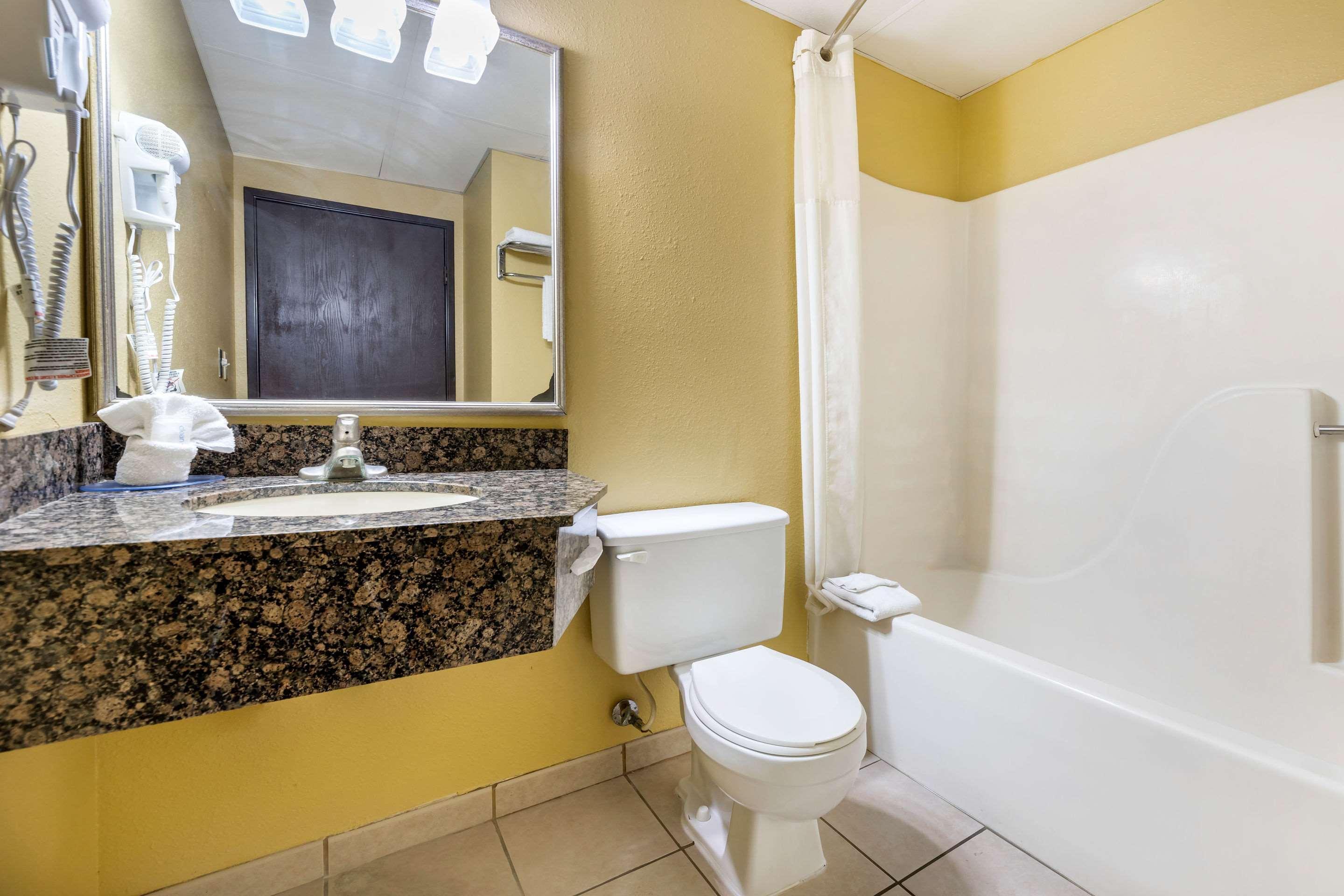 Rodeway Inn South Hutchinson エクステリア 写真