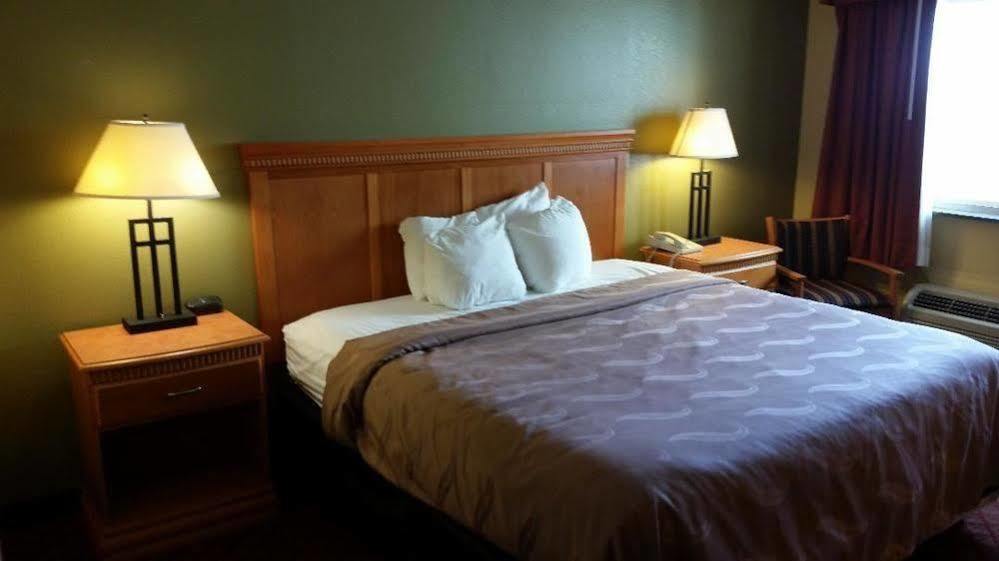 Rodeway Inn South Hutchinson エクステリア 写真