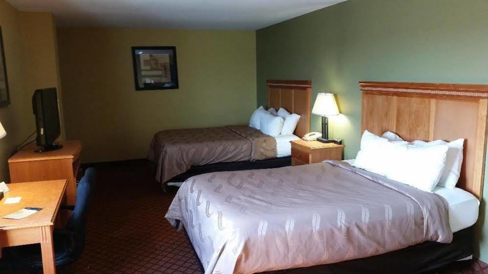 Rodeway Inn South Hutchinson エクステリア 写真